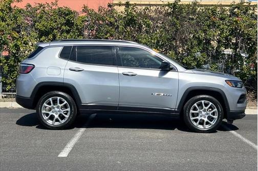 2022 Jeep Compass Latitude Lux