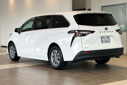 Ice Cap 2026 Toyota Sienna LE