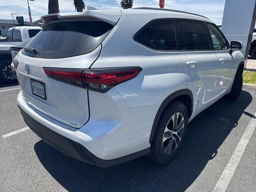 Wind Chill Pearl 2023 Toyota Highlander XLE