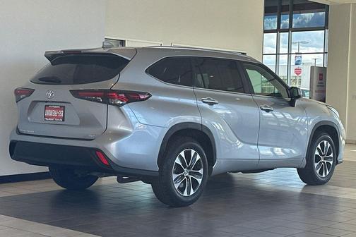 Celestial Silver Metallic 2024 Toyota Highlander XLE