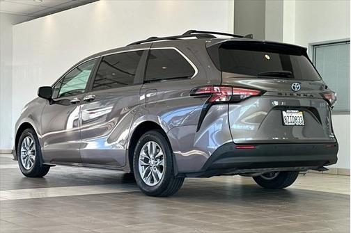 2022 Toyota Sienna XLE 8 Passenger