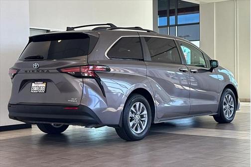 2022 Toyota Sienna XLE 8 Passenger