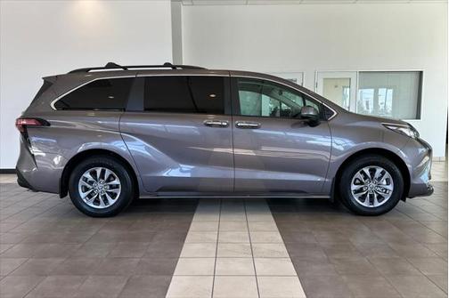 2022 Toyota Sienna XLE 8 Passenger