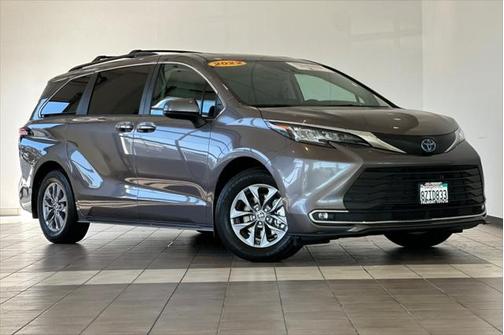 2022 Toyota Sienna XLE 8 Passenger