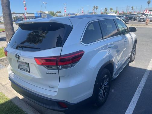 Blizzard Pearl 2017 Toyota Highlander Hybrid XLE