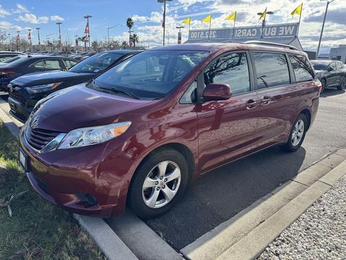 2016 Toyota Sienna LE