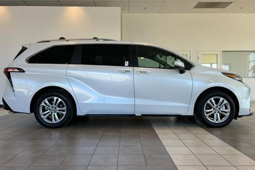 2024 Toyota Sienna Platinum 7 Passenger