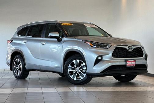 Celestial Silver Metallic 2024 Toyota Highlander XLE