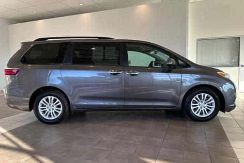 2017 Toyota Sienna XLE