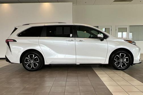 2025 Toyota Sienna Platinum 7 Passenger