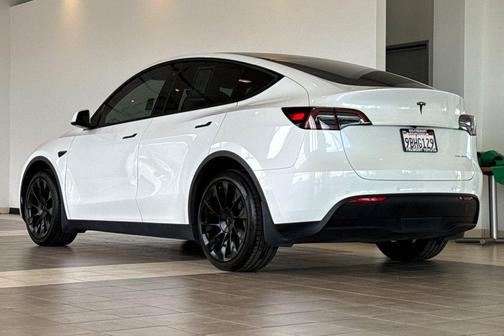 Pearl White Multi-Coat 2022 Tesla Model Y Long Range