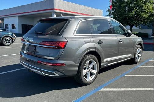 2022 Audi Q7 45 Premium Plus
