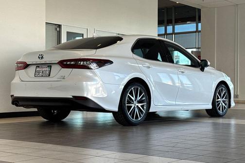 Wind Chill Pearl 2022 Toyota Camry Hybrid XLE