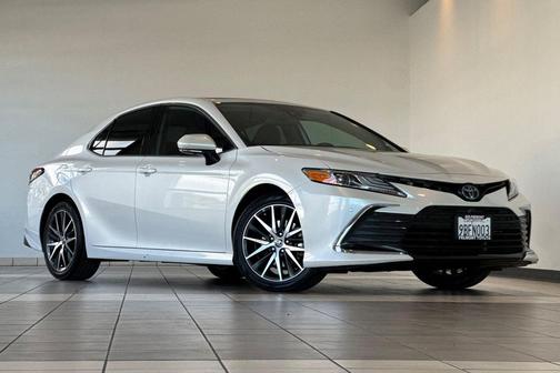 Wind Chill Pearl 2022 Toyota Camry Hybrid XLE