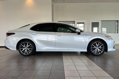 Wind Chill Pearl 2022 Toyota Camry Hybrid XLE