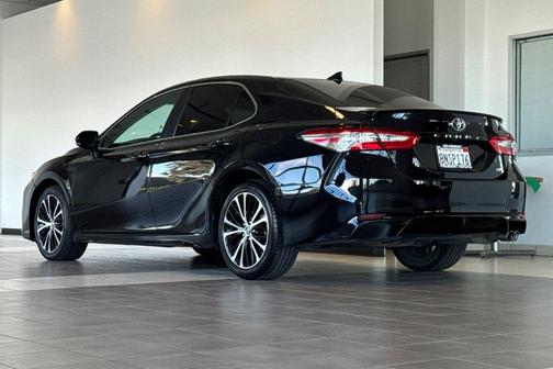 Midnight Black Metallic 2020 Toyota Camry SE