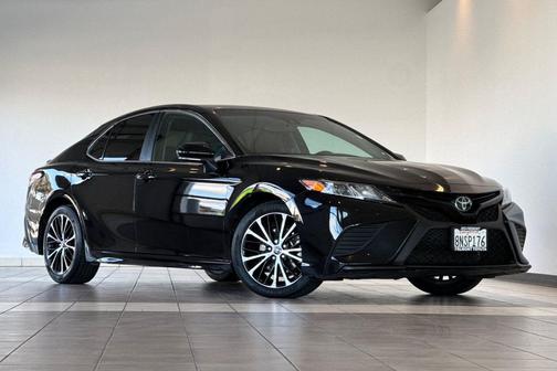 Midnight Black Metallic 2020 Toyota Camry SE
