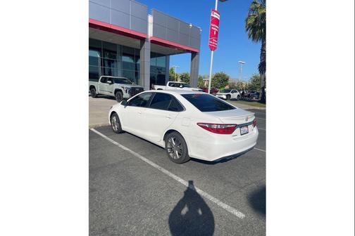 Super White 2016 Toyota Camry SE