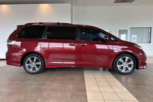 Salsa Red Pearl 2017 Toyota Sienna SE