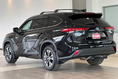 Midnight Black Metallic 2021 Toyota Highlander Hybrid XLE