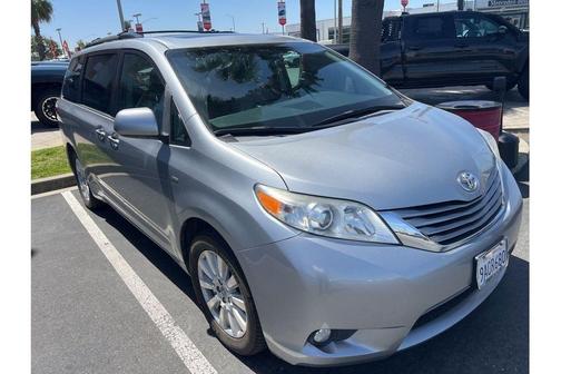 Silver Sky Metallic 2017 Toyota Sienna XLE