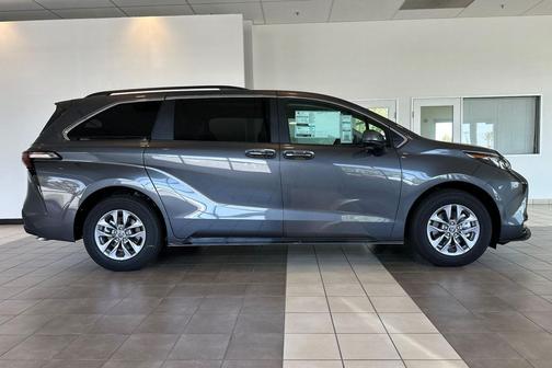 2025 Toyota Sienna LE