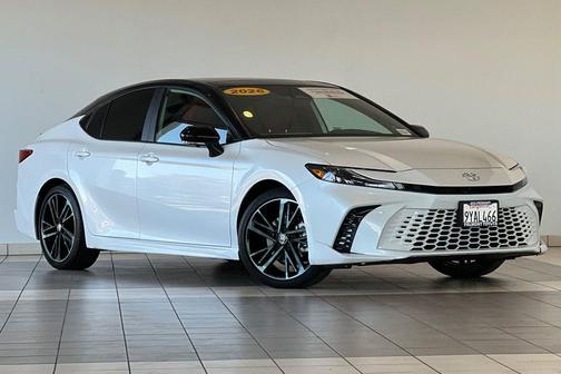 Wind Chill Pearl w/Midnight Black Metallic Roof 2026 Toyota Camry XSE