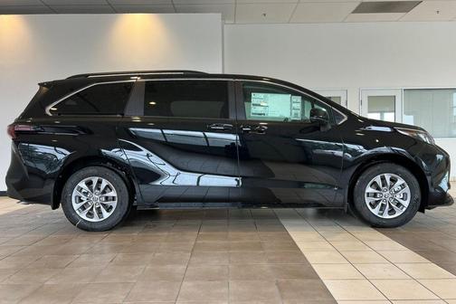 2025 Toyota Sienna LE