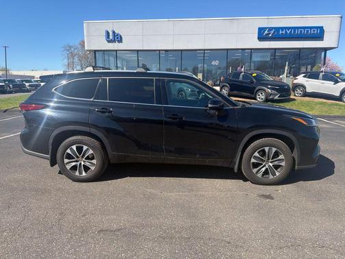 Midnight Black Metallic 2021 Toyota Highlander XLE