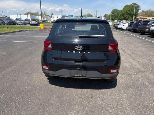 Onyx Black 2025 Hyundai VENUE SEL