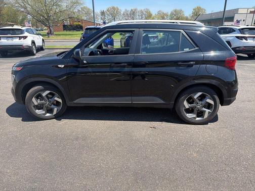 Onyx Black 2025 Hyundai VENUE SEL