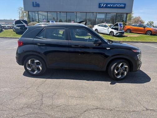 Onyx Black 2025 Hyundai VENUE SEL
