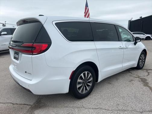 2024 Chrysler Pacifica Hybrid Select