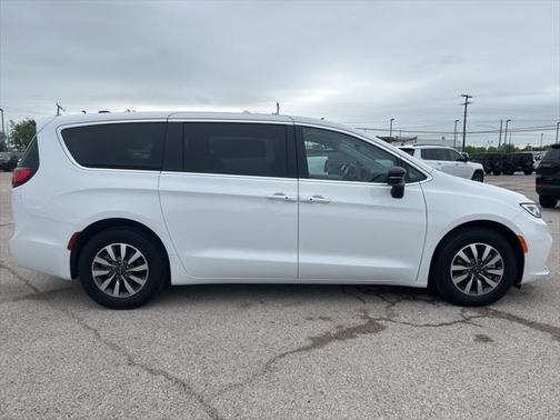 2024 Chrysler Pacifica Hybrid Select