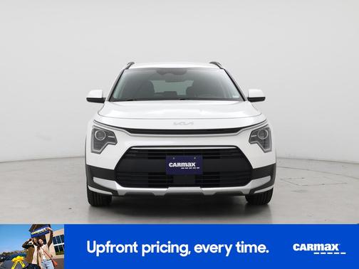 White 2024 Kia Niro EX