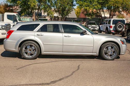 2005 Dodge Magnum SE