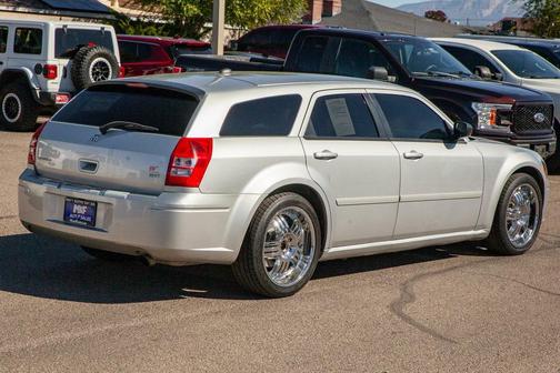 2005 Dodge Magnum SE
