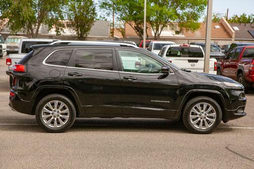Diamond Black Crystal Pearlcoat 2018 Jeep Cherokee Overland
