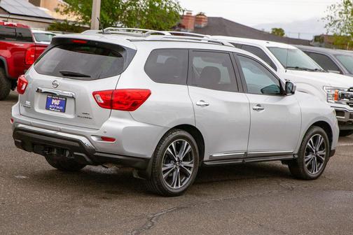 Brilliant Silver Metallic 2017 Nissan Pathfinder Platinum