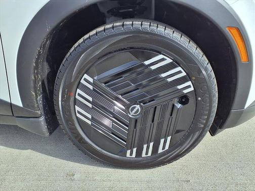 Everest White P 2026 Nissan Leaf S+