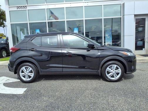 Super Black 2025 Nissan Kicks Play S