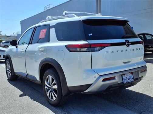 2024 Nissan Pathfinder SL