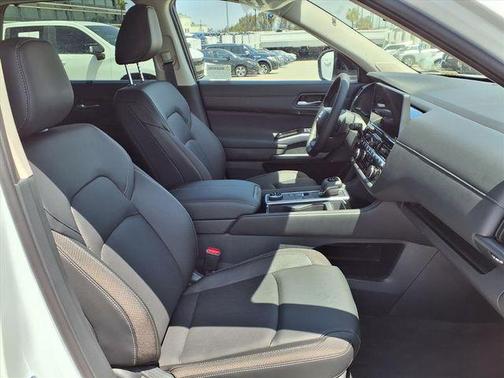 Everest White P 2026 Nissan Pathfinder SL