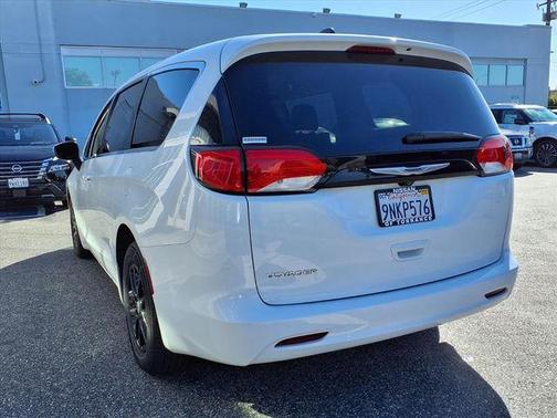2022 Chrysler Voyager LX