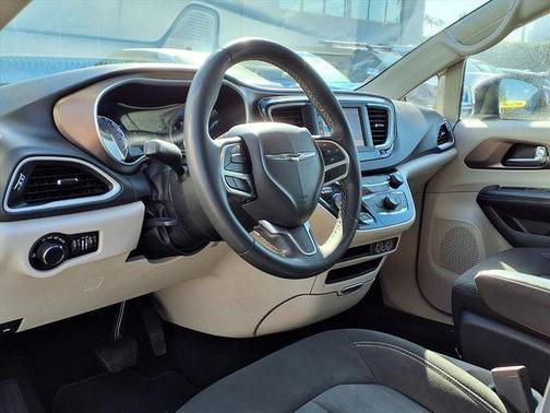 2022 Chrysler Voyager LX