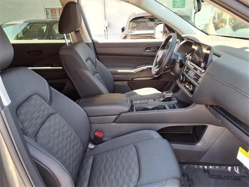 2025 Nissan Pathfinder S