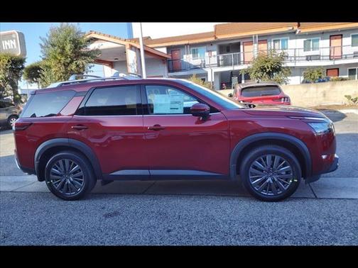 2025 Nissan Pathfinder SL