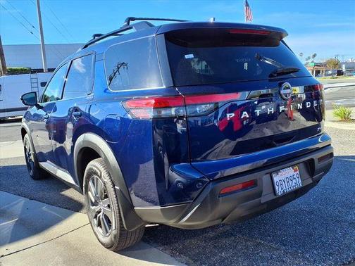 2022 Nissan Pathfinder SV
