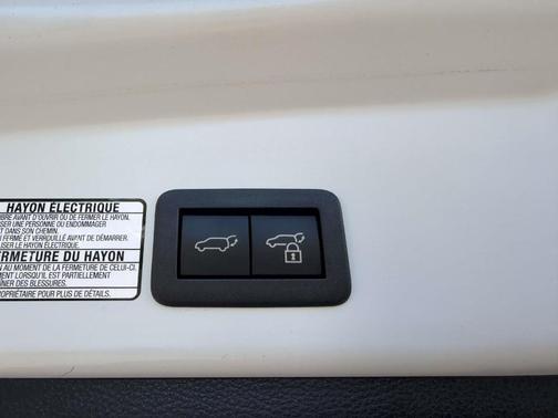 Pearl 2023 Toyota Corolla Cross XLE