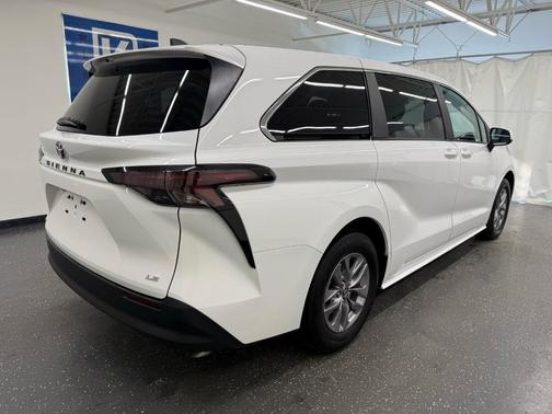 2025 Toyota Sienna LE